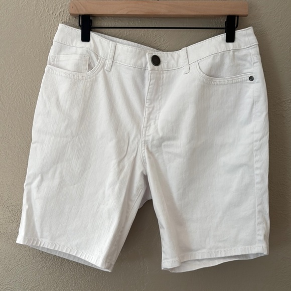 Women’s CJ Banks Stretch White Denim Shorts, Size 12 - Picture 1 of 5